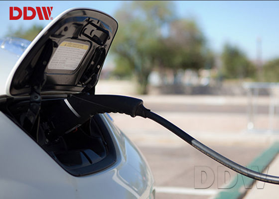 Pouce extérieur DDW-AD7001S du Signage 70 de Digital de pile de la charge ISO9001 pour des lentes de la voiture 2500 d'énergie