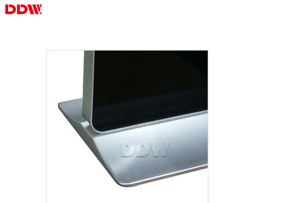 plancher d'intérieur de luminosité de 42 pouces d'hauteur tenant l'écran tactile interactif de Signage de Digital