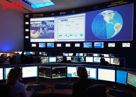 La publicité de clignotant signe le mur visuel de télévision en circuit fermé avec la parenthèse fixée au mur